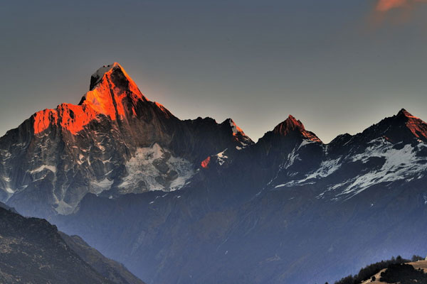 Núi Tứ Cô Nương (Siguniang Shan, 四姑娘山) – dãy núi đá vôi hùng vĩ với đỉnh phủ tuyết ở tỉnh Tứ Xuyên, Trung Quốc